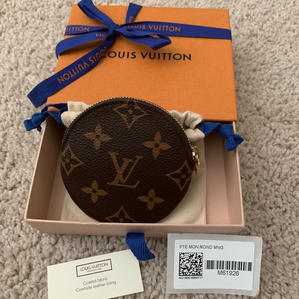 💥SOLD💥LV Round Coin Purse